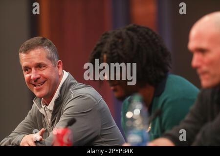 Owings Mills, MD, USA. 4. Mai 2023. Baltimore Ravens QB Lamar Jackson, Center, nimmt an einer Pressekonferenz zusammen mit dem Cheftrainer von Baltimore Ravens, John Harbaugh, Left, und Eric DeCosta, General Manager von Baltimore Ravens, im Under Armour Performance Center in Owings Mills, MD, Teil. Foto/ Mike Buscher/Cal Sport Media/Alamy Live News Stockfoto