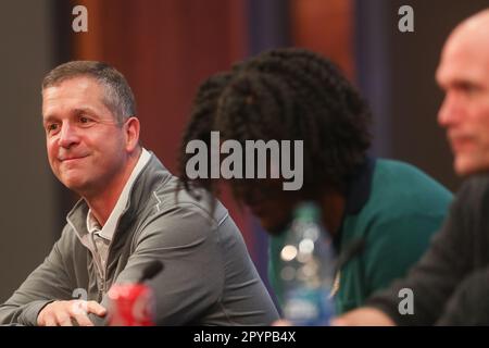 Owings Mills, MD, USA. 4. Mai 2023. Baltimore Ravens QB Lamar Jackson, Center, nimmt an einer Pressekonferenz zusammen mit dem Cheftrainer von Baltimore Ravens, John Harbaugh, Left, und Eric DeCosta, General Manager von Baltimore Ravens, im Under Armour Performance Center in Owings Mills, MD, Teil. Foto/ Mike Buscher/Cal Sport Media/Alamy Live News Stockfoto