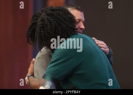Owings Mills, MD, USA. 4. Mai 2023. Baltimore Ravens QB Lamar Jackson und Baltimore Ravens Cheftrainer John Harbaugh begrüßen eine Pressekonferenz im Under Armour Performance Center in Owings Mills, MD. Foto/ Mike Buscher/Cal Sport Media/Alamy Live News Stockfoto