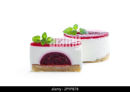 Mini-Käsekuchen mit Marmelade aus roten Früchten, isoliert auf weiß Stockfoto