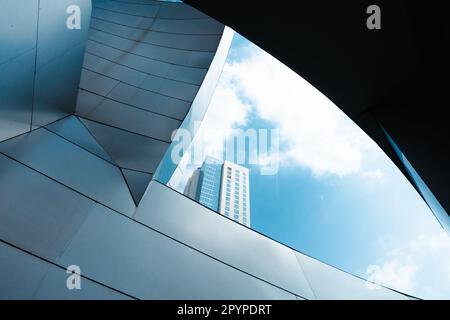 Los Angeles, Kalifornien, USA - 25. April 2023. Walt Disney Concert Hall im Zentrum von Los Angeles, Kalifornien, USA. Architektonische Details. Stockfoto