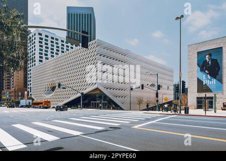 Los Angeles, Kalifornien, USA - 25. April 2023. The Broad, ein Museum für zeitgenössische Kunst auf der Grand Avenue in Downtown Los Angeles, mit Blick auf die Straße Stockfoto