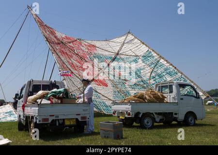 Sagamihara, Japan, Mai 5. 2023 bereitet das Team aus Sagamihara beim Sagami Giant Kite Festival (Sagami-no-Oodako) Sagamihara Drachen für den Flug vor. Das Sagami Giant Kite Festival begann in den 1830er Jahren als Ergänzung zum Children's Festival, das am 5. Mai in japan gefeiert wird. Mit der Zeit sind die Drachen, die aus Bambus und handgemachtem Papier bestehen, größer geworden. Die größten Drachen, die während dieses Festivals vom Flussufer der Sagami geflogen wurden, sind etwa 15 Meter lang und können über 900 Kilogramm wiegen. Ein Team von 80 bis 100 Personen braucht sie, um sie in die Luft zu jagen. Stockfoto