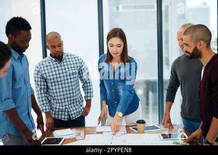 Nichts großes wird plötzlich geschaffen. Eine Gruppe von Architekten im Sitzungssaal. Stockfoto