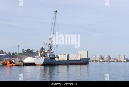 Vilagarcia de Arousa, Spanien; 4. Mai 2023: Schauplatz der Schiffsladung von Kies im Hafen von Vilagarcia de Arousa, Pontevedra, Spanien an einem sonnigen Tag Stockfoto