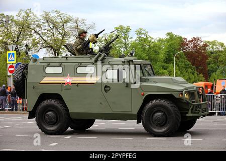 Moskau, Russland - Mai 2023: Gepanzerter Träger mit Soldaten russischer Streitkräfte auf der Straße der Stadt während der Probe der Militärparade Stockfoto