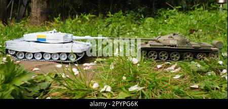 Maßstabsgetreue Modelle eines deutschen Leopardentanks und eines russischen T62-Tanks Stockfoto