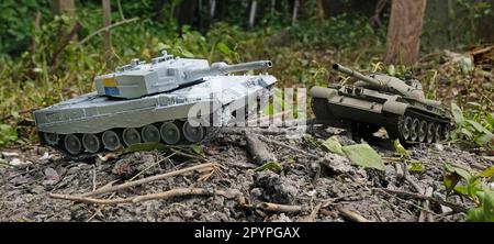 Maßstabsgetreue Modelle eines deutschen Leopardentanks und eines russischen T62-Tanks Stockfoto