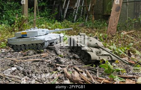 Maßstabsgetreue Modelle eines deutschen Leopardentanks und eines russischen T62-Tanks Stockfoto