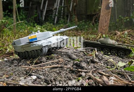 Maßstabsgetreue Modelle eines deutschen Leopardentanks und eines russischen T62-Tanks Stockfoto