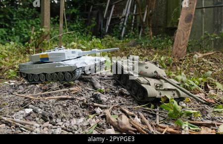 Maßstabsgetreue Modelle eines deutschen Leopardentanks und eines russischen T62-Tanks Stockfoto