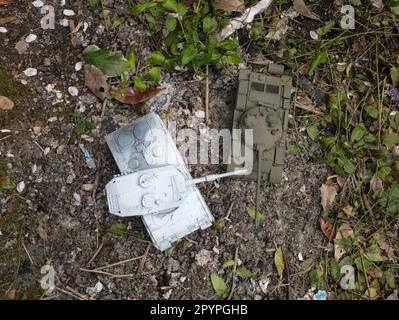 Die Drohne blickt auf Modelle eines deutschen Leopardenpanzers und eines russischen T62-Panzers Stockfoto