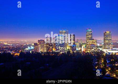 Blick auf die Skyline von Los Angeles in der Abenddämmerung Stockfoto