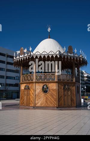 ARRECIFE, LANZAROTE, SPANIEN, APRIL 30, 2023: Musikkiosk, eine exakte Nachbildung des alten Musikkiosks aus den 1950er Jahren. Stockfoto