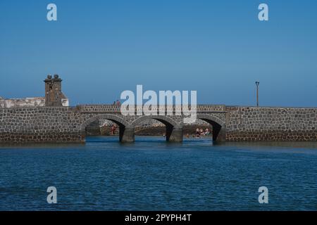 SCHLOSS SAN GABRIEL, ARRECIFE, LANZAROTE, SPANIEN, APRIL 30, 2023 Uhr: Panoramablick auf das historische Castillo de San Gabriel, erbaut im 16. Jahrhundert, sta Stockfoto