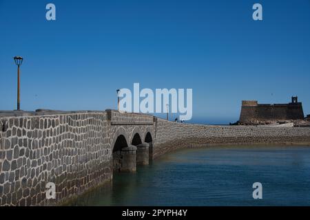 SCHLOSS SAN GABRIEL, ARRECIFE, LANZAROTE, SPANIEN, APRIL 30, 2023 Uhr: Panoramablick auf das historische Castillo de San Gabriel, erbaut im 16. Jahrhundert, sta Stockfoto