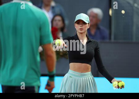 Madrid, Espagne. 04. Mai 2023. Ballgirl bei den Mutua Madrid Open 2023, Masters 1000 Tennis Turnier am 4. Mai 2023 bei Caja Magica in Madrid, Spanien - Photo Antoine Couvercelle/DPPI Credit: DPPI Media/Alamy Live News Stockfoto