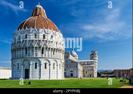 Pisa Toskana Italien. Piazza dei Miracoli (Platz der Wunder). Baptisterium, Kathedrale und Schiefer Turm Stockfoto