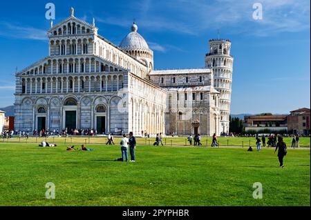 Pisa Toskana Italien. Piazza dei Miracoli (Platz der Wunder). Die Kathedrale und der Schiefe Turm Stockfoto