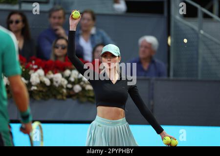 Madrid, Espagne. 04. Mai 2023. Ballgirl bei den Mutua Madrid Open 2023, Masters 1000 Tennis Turnier am 4. Mai 2023 bei Caja Magica in Madrid, Spanien - Photo Antoine Couvercelle/DPPI Credit: DPPI Media/Alamy Live News Stockfoto