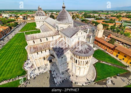 Pisa Toskana Italien. Blick aus der Vogelperspektive auf die Piazza dei Miracoli (Platz der Wunder). Baptisterium, Kathedrale und der Schatten des Schiefen Turms Stockfoto