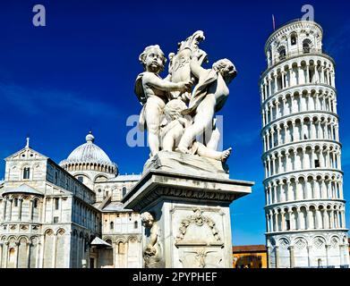 Pisa Toskana Italien. Piazza dei Miracoli (Platz der Wunder). Der Schiefe Turm und fontana dei putti (Brunnen mit Engeln) Stockfoto