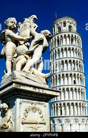 Pisa Toskana Italien. Piazza dei Miracoli (Platz der Wunder). Der Schiefe Turm und fontana dei putti (Brunnen mit Engeln) Stockfoto