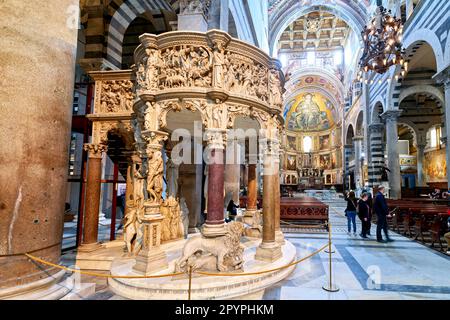 Pisa Toskana Italien. Die Kanzel von Giovanni Pisano im Inneren der Kathedrale Stockfoto