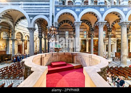 Pisa Toskana Italien. Die Kanzel von Giovanni Pisano im Inneren der Kathedrale Stockfoto