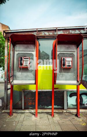 Zwei passende öffentliche Münztelefone. Retro-Telefonzellen auf einer Straße in Belgrad, Serbien. Stockfoto