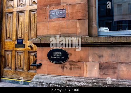 Das Danske Bank Building in Enniskillen, Grafschaft Fermanagh, Nordirland. Ein Sandsteingebäude aus dem 19. Jahrhundert, früher Belfast Banking Co. Building. Stockfoto