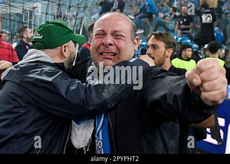 Udine, Italien. 04. Mai 2023. Fans von Neapel feiern am Ende der Serie Ein Fußballspiel zwischen Udinese Calcio und SSC Napoli im Friuli-Stadion in Udine (Italien) am 4. Mai 2023. Neapel ist zum dritten Mal in seiner Geschichte italienischer Champion. Kredit: Insidefoto di andrea staccioli/Alamy Live News Stockfoto