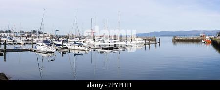 Vilagarcia de Arousa, Spanien; 4. Mai 2023: Panoramablick auf den Yachthafen von Vilagarcia de Arousa, Pontevedra, Spanien an einem sonnigen Tag Stockfoto