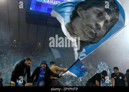 Udine, Italien. 04. Mai 2023. Fans von Neapel feiern am Ende der Serie Ein Fußballspiel zwischen Udinese Calcio und SSC Napoli im Friuli-Stadion in Udine (Italien) am 4. Mai 2023. Neapel ist zum dritten Mal in seiner Geschichte italienischer Champion. Kredit: Insidefoto di andrea staccioli/Alamy Live News Stockfoto