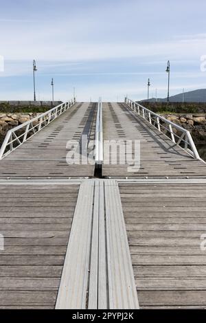 Dock-Rampe aus Aluminium und Holz. Bootssteg Stockfoto