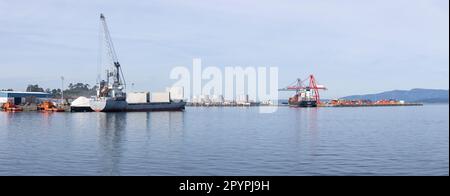 Vilagarcia de Arousa, Spanien; 4. Mai 2023: Panoramablick auf den Cargo Port von Vilagarcia de Arousa, Pontevedra, Spanien an einem sonnigen Tag Stockfoto