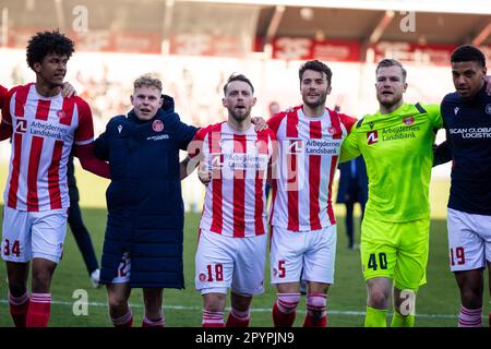 Aalborg, Dänemark. 04. Mai 2023. Die AAB-Spieler feiern den Sieg nach dem DBU-Cup-Spiel zwischen Aalborg Boldklub und Silkeborg IF im Aalborg Portland Park in Aalborg. (Foto: Gonzales Photo/Alamy Live News Stockfoto