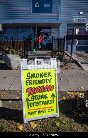 Minneapolis, Minnesota. Raucherfreundliches Schild für Tabakladen vor dem Laden. Stockfoto