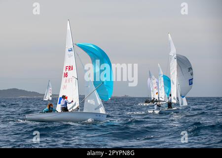 Die französische Mannschaft (Cassandre Blandin und Corentin Bretagne) tritt am 4. Tag der französischen Olympischen Woche 2023 mit der portugiesischen Mannschaft (Diogo costa und carolina João) in der Kategorie 470 gegeneinander an. Die französische Olympische Woche 2023 findet vom 23. Bis 30. April 2023 in Hyères-les-Palmiers statt und wird die weltbesten Segelsportler für die künftigen Olympischen Spiele 2024 in Paris zusammenbringen. Stockfoto