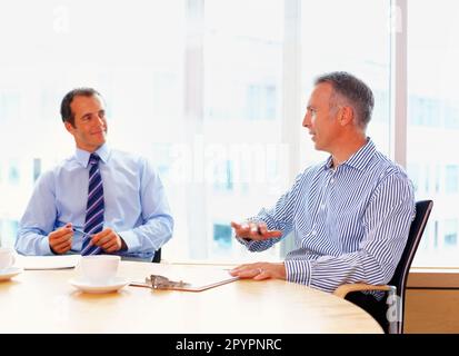 Führungskräfte sammeln Ideen. Kollegen im Haus, die sich bei einem Kaffee unterhalten. Stockfoto