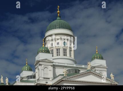 Kathedrale von Helsinki Finnland an einem wunderschönen sonnigen Sommertag mit klarem blauen Himmel Stockfoto