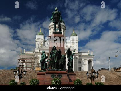 Alexander-Statue an der Kathedrale von Helsinki Finnland an Einem wunderschönen sonnigen Sommertag mit klarem blauen Himmel Stockfoto