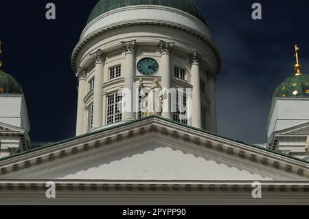 Hauptdom der Kathedrale in Helsinki Finnland an Einem wunderschönen sonnigen Sommertag mit klarem blauen Himmel Stockfoto