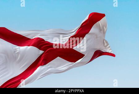 Die Staatsflagge von Alabama winkt im Wind an klaren Tagen. Das Kreuz des Heiligen Andreas auf weißem Hintergrund. Rendern der 3D-Darstellung. Gewellte Textilien Stockfoto