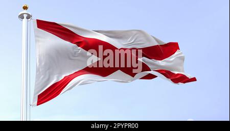 Die Staatsflagge von Alabama winkt im Wind an klaren Tagen. Das Kreuz des Heiligen Andreas auf weißem Hintergrund. Rendern der 3D-Darstellung. Gewellte Textilien Stockfoto