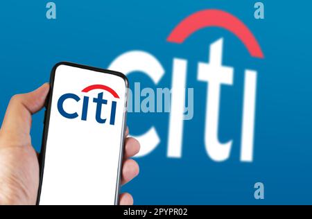 New York, USA, März 2023: Hand hält ein Telefon mit Citi-Logo auf dem Bildschirm. Citi-Logo auf blauem Hintergrund verschwommen. Citi ist ein amerikanischer multinationaler i. Stockfoto