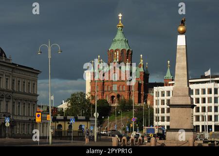 Blick vom Marktplatz auf die Uspenski-Kathedrale Helsinki Finnland an Einem wunderschönen sonnigen Sommertag mit ein paar Wolken am Himmel Stockfoto