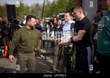 Soesterberg, Niederlande. 04. Mai 2023. Der ukrainische Präsident Volodymyr Zelenskyy, Left, präsentiert eine Uhr für verwundete ukrainische Soldaten, die sich im Militärkrankenhaus des Lagers New Amsterdam am 4. Mai 2023 in Soesterberg, Niederlande, erholen. Kredit: Pool Photo/Pressestelle Des Ukrainischen Präsidenten/Alamy Live News Stockfoto