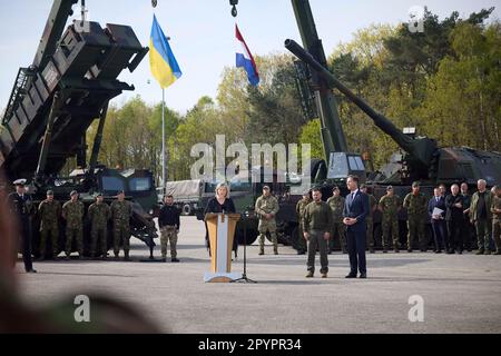 Soesterberg, Niederlande. 04. Mai 2023. Niederländischer Verteidigungsminister Kajsa Ollongren, spricht, während der ukrainische Präsident Wolodymyr Zelenskyy, Mitte, mit dem niederländischen Premierminister Mark Rutte, rechts, während A zum Camp New Amsterdam, am 4. Mai 2023 im Soesterberg, Niederlande, steht. An diesem Stützpunkt werden ukrainische Soldaten vom niederländischen Militär auf dem Boden-Luft-Raketensystem MIM-104 Patriot ausgebildet. Kredit: Pool Photo/Pressestelle Des Ukrainischen Präsidenten/Alamy Live News Stockfoto