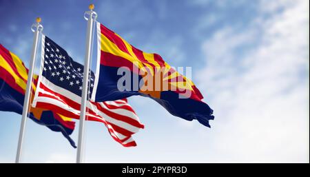 Die Flaggen von Arizona und den Vereinigten Staaten winken im Wind an klaren Tagen. Arizona ist ein Bundesstaat im Südwesten der USA. US-Bundesstaat. 3D Illustration Stockfoto